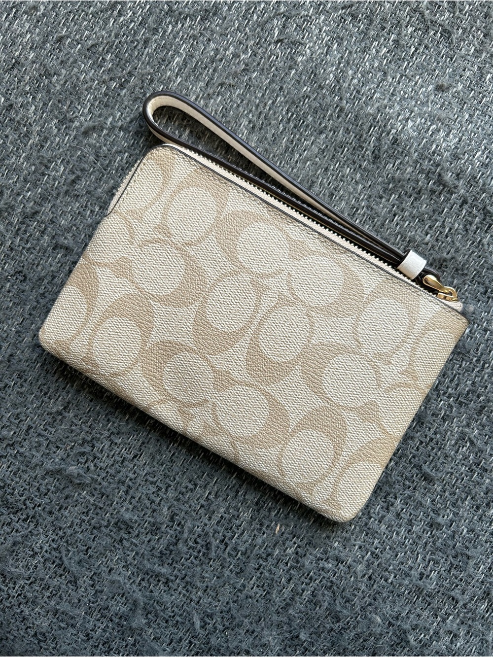 NWT Coach Tan Wristlet with Yellow Pear Design - Picture 5 of 5